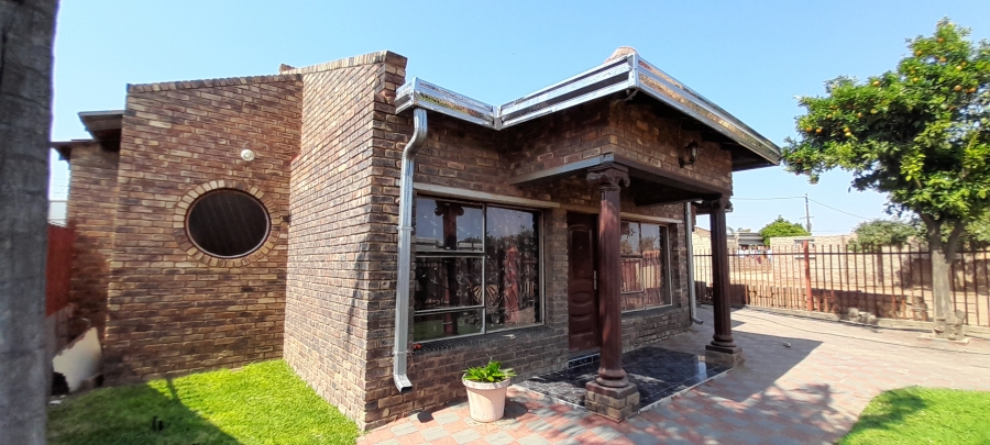To Let 2 Bedroom Property for Rent in Lethlabile North West